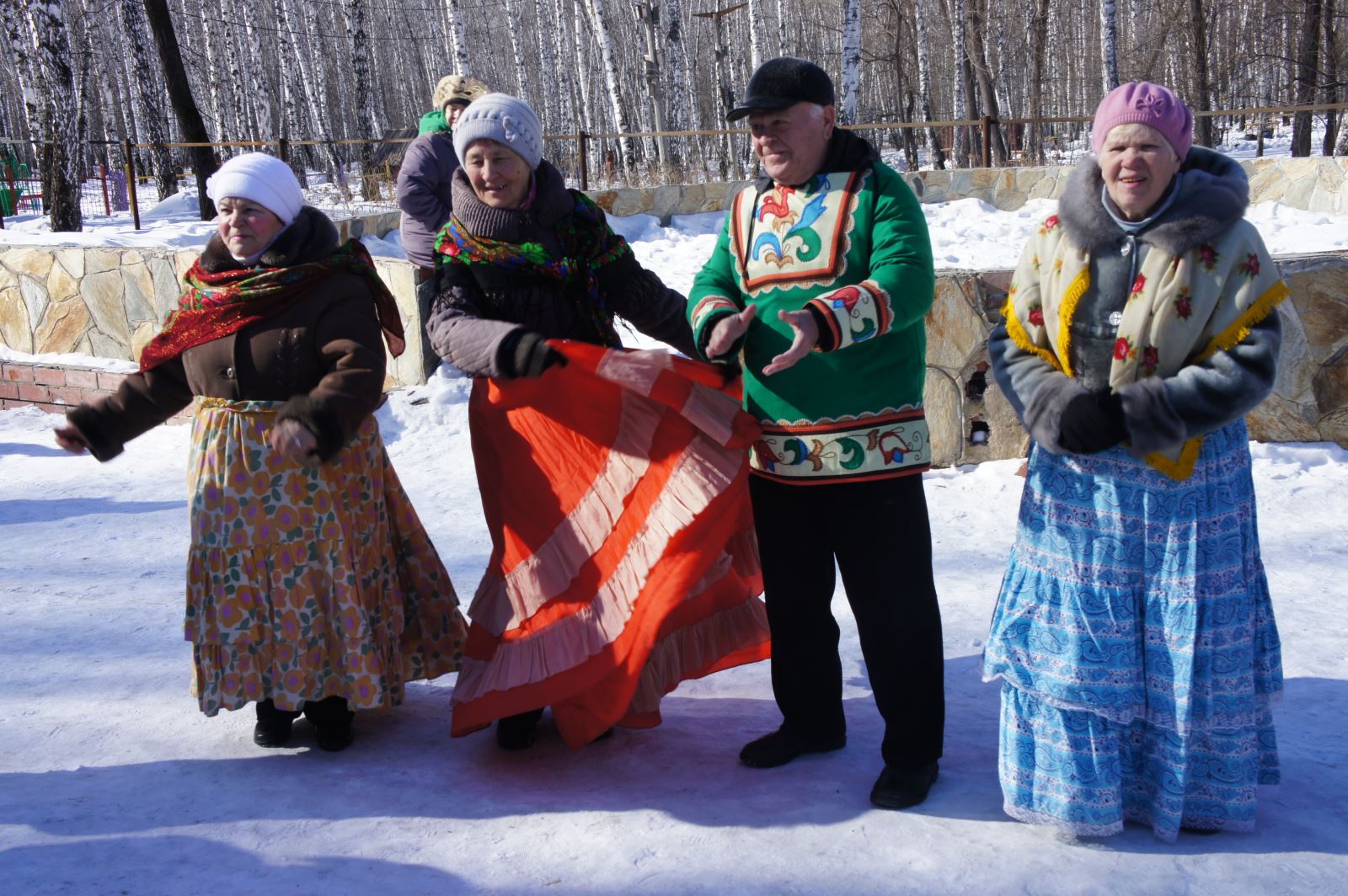 Проводы русский. Проводы зимы костюмы. Костюмы для праздника проводы русской зимы. Костюм зимы на проводы зимы. Деревенские проводы русской зимы.